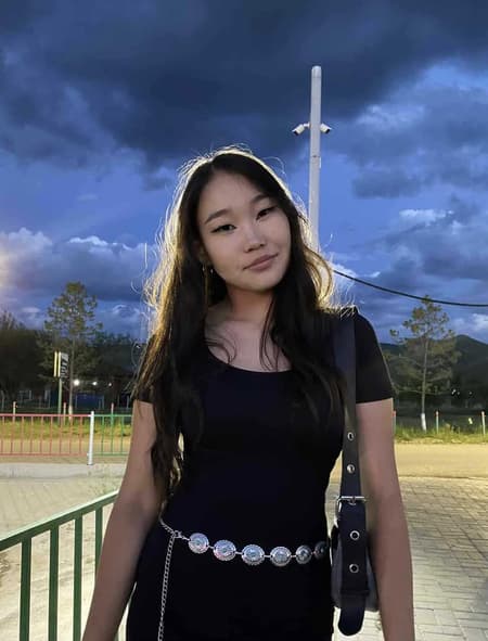 Smiling Woman With Silver Belt At Dusk 0AAF7080-F217-40DE-9F98-6DB20ED6451B.jpeg